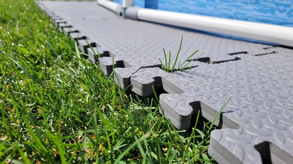 Który podkład pod basen wybrać puzzle piankowe czy geowłóknina?