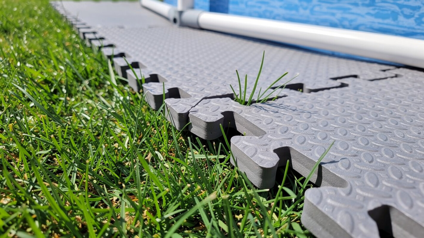 Puzzle piankowe jako podkład pod basen.